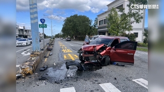 轎車不明原因自撞分隔島　副駕乘客送醫不治