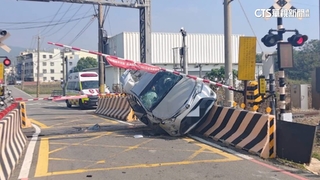 疑速度過快衝撞護欄「車45度卡住」　駕駛輕傷嚇哭