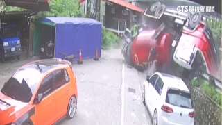 水泥車過彎失控翻覆「倒頭栽」　駕駛一度受困