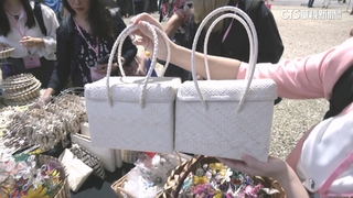 椰樹編織手工藝！　馬紹爾市集見「賈桂琳同款包」