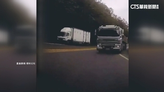 驚險一瞬間！貨車逆向險撞　騎士：差點黏在車頭
