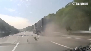 聯結車國道爆胎「胎皮飛砸」　後車駕駛嚇壞