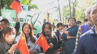 中生團訪清大　學生舉旗抗議！蕭旭岑稱「1450跟側翼」