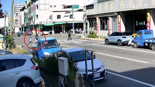 小姊妹放學過馬路　騎士闖紅燈撞飛11歲女童