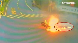 重機對撞左轉廂型車起火　騎士撞昏內出血命危