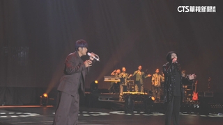 二姊江蕙驚喜現身！　與周董合飆「菊花台」嗨翻全場