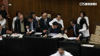 國民黨突襲審選罷法　朝野占主席台爆肢體衝突