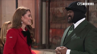 凱特王妃抗癌後現身耶誕活動　穿著紅色大衣氣色好