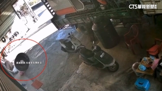 路口驚見「暴走輪胎」　疑卡車掉胎撞進民宅