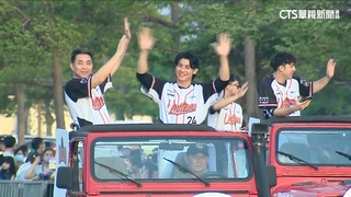 高雄大氣球遊行登場　陳傑憲等台灣英雄現身球迷嗨