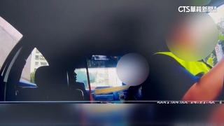 偷竊犯遭逮拒驗尿　毒犯押送暴走拆警車防護板