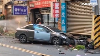 桃園車禍釀瓦斯外洩！　駕駛自撞波及路人撞管線