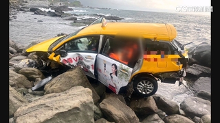 新北小黃自撞護欄噴飛　墜6米高重砸礁石運將亡