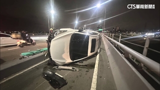 新北成蘆橋2車超車失控　1車側翻進機車道