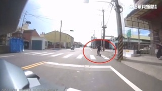 13歲騎電動滑板車左轉與機車碰撞　警：違規　已開罰