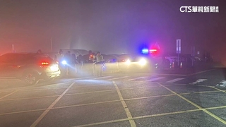 寒夜看流星雨！　武嶺人車擠爆　警大聲公驅違停