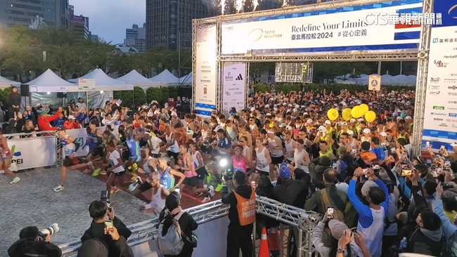 台北馬拉松強碰大陸冷氣團　跑者穿雨衣防風 | 華視新聞