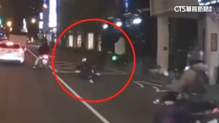 未走斑馬線闖紅燈穿越車陣　婦遭機車撞飛.違規挨罰