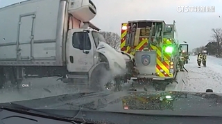 路面結冰釀禍！　美密西根州卡車打滑追撞消防車