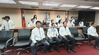 藍委3分鐘初審通過選罷法　綠委遭擋門外氣炸喊「會議無效」