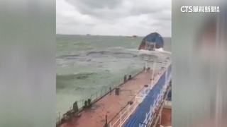 俄油輪遇暴風雨斷兩截！漏油污染克赤海峽