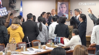 選罷法朝野衝突！　綠委攜「鳥籠」直衝院長官邸