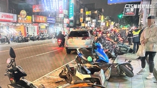 疑精神不濟休旅車連撞10機車　騎士遭撞飛險遭輾