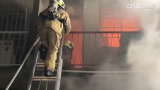 高雄前鎮暗夜火！　三樓高民宅火煙狂竄.1人嗆傷