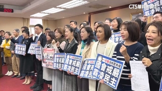 藍1分鐘送出「選罷法草案」　綠搶占主席台轟會議無效