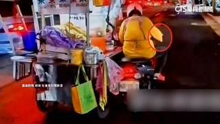 擺攤婦單手騎車「邊拉餐車」　危險上路恐挨罰