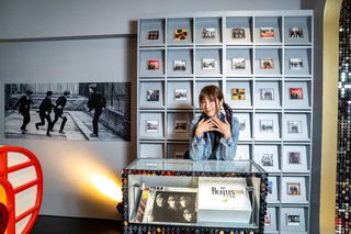 「愛．Sharing」打造英傳奇樂團各式造景　梁舒涵朝聖喊：很用心！