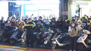 青鳥集結國民黨部抗議毀台！　藍營架舞台對槓批「求官」