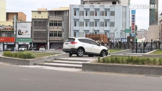 休旅車撞進騎樓又直衝圓環！　無辜機車遭撞飛10米