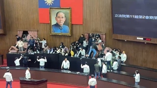 藍委突破重圍搶進議場    藍綠雙方爆衝突爭搶主席台