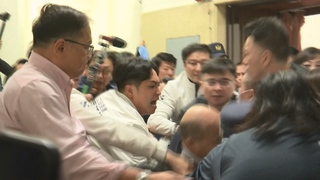 韓國瑜進議場前遭推擠倒地　再次宣布舉手表決：議場過度紛亂