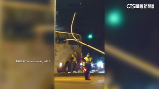 台中某高中校車自撞分隔島　燈桿插破車窗2人傷