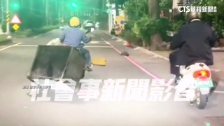 台版玩命關頭？　婦騎機車拖「鐵櫃」路人驚呼危險