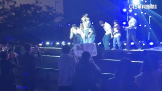 耶誕演唱粉絲寒夜卡位　盼近距欣賞韓團EVNNE