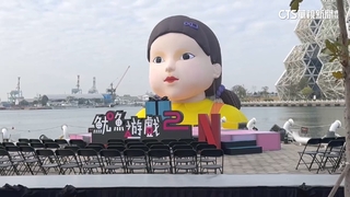 魷魚遊戲降臨港都　萬名「粉紅守衛」上街搶睹英熙娃娃