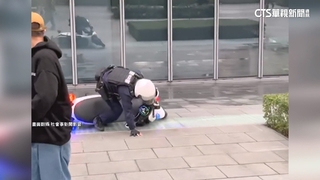 警驅離滑板族意外打滑　自摔板著臉破功偷笑