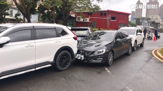 剛交車不到1週　男疑打錯「倒車檔」　6車撞一團