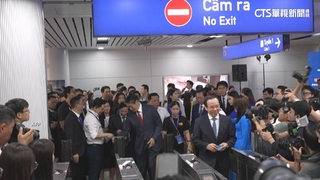 越南胡志明市捷運啟用　首月免費搭乘擠爆車站