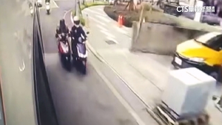 欲鑽車縫超車發生擦撞倒地　台中騎士遭公車輾斃