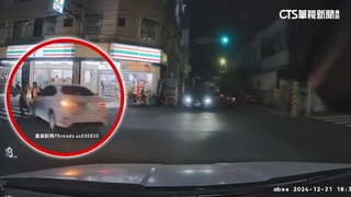車左轉衝撞"行人機警跳開"　警:已違法將開單裁罰
