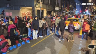 台北龍山寺點燈開跑！　800張號碼牌瞬間搶光