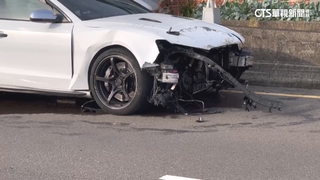 苗栗轎車疑打滑自撞電桿　居民：至少被撞過4次