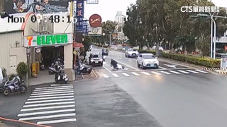 天雨路滑！騎士壓標線自摔　胎紋.急煞疑主因