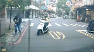 綠燈僅剩2秒「小跑步穿越」　行人遭攔開單