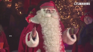 耶誕老人騎乘麋鹿雪橇出發　散播歡樂希望