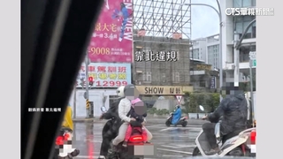 騎士違規3貼「母抱孩反坐」　網驚：背對背擁抱？